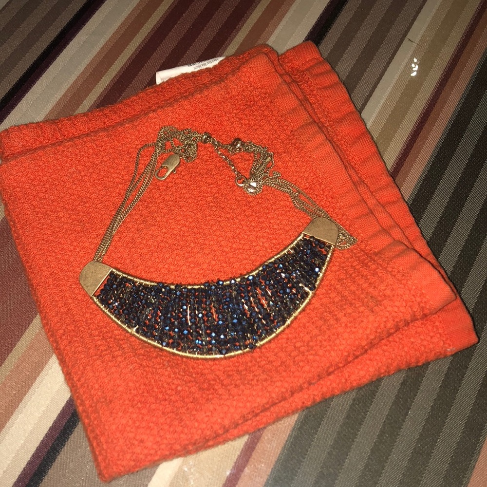 It’s very beautiful necklace blue